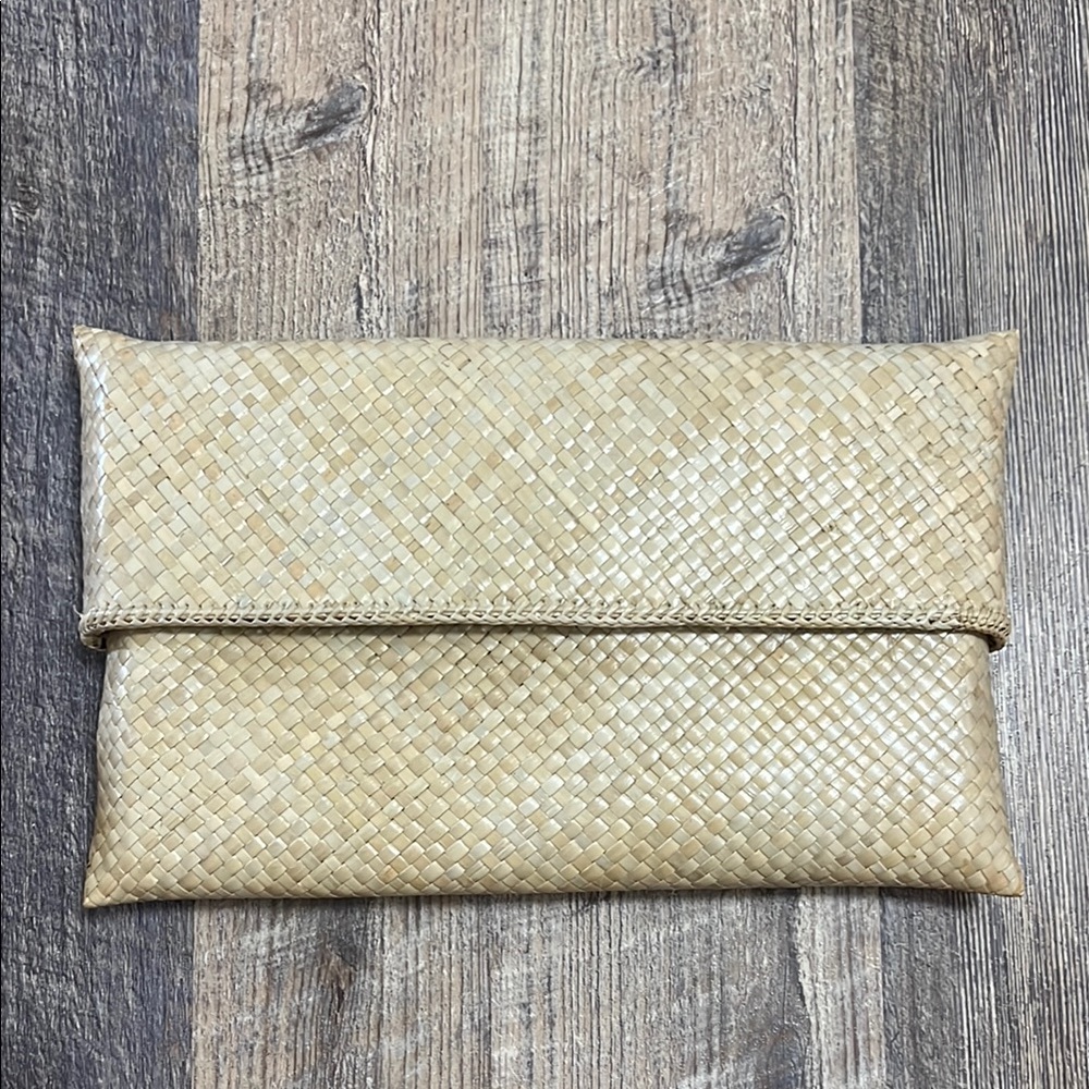 Manaola woven clutch
